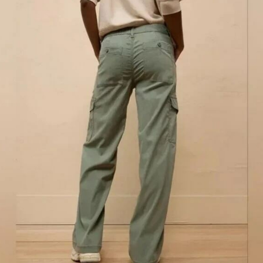 American Eagle Dreamy Drape Mid Rise Baggy Wide Leg Cargo Pants - Picture 2 of 9